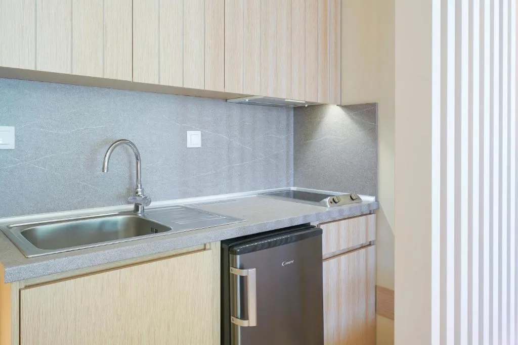 Tiara Holidays - Iliorama Seaside Luxury Suites & Apartments - Triple Room with Sea View - kitchen